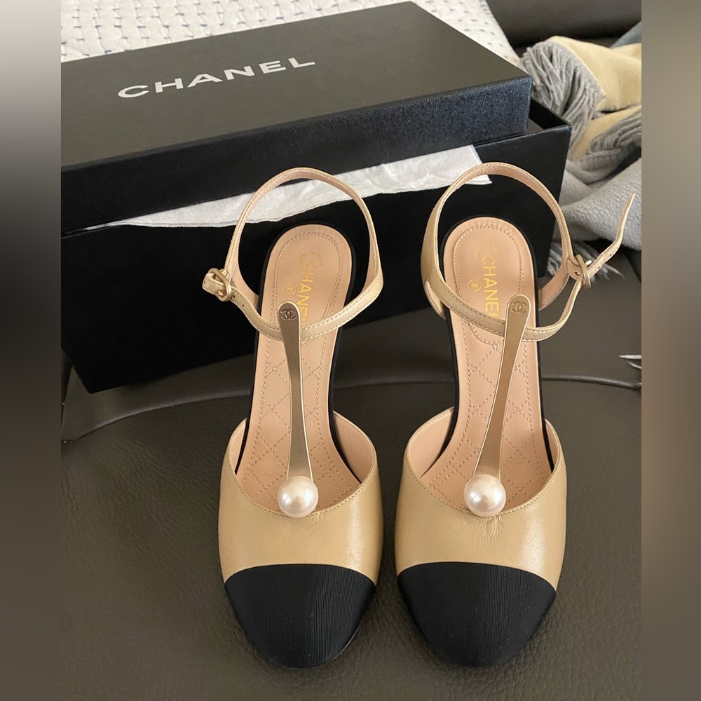Chanel Black and Tan T-Strap Shoes w/Round Grosgrain Cap Toes and Pearl - Picture 3 of 14